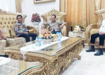 Pertemuan Gubernur Gorontalo Gusnar Ismail bersama Wakapoda Gorontalo, Bupati Pohuwato, dan Presiden Direktur Pani Gold Mine yang membahas aspirasi DPRD Pohuwato yang berlangsung di rumah jabatan gubernur, Jumat (24/10). (Foto : Pemprov)