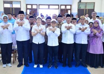 SEKOLAH GARUDA- Menko PM Muhaimin Iskandar, Wamen PPPA Veronika Tan, dan Gubernur Gusnar Ismail bersama civitas MAN IC Gorontalo pada Perkenalan Sekolah Garuda Transformasi, Rabu (8/10). (foto: diskominfotik)