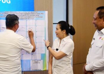 Gubernur Gusnar Ismail bersama Wamen PPPA Veronica Tan menyaksikan penandatanganan komitmen pelaksanaan PUG oleh pimpinan OPD Provinsi Gorontalo di Hulonthalo Ballroom, Kota Gorontalo, Rabu (8/10/2025). (Foto : Haris)