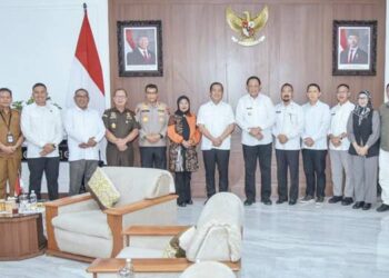 Pertemuan Gubernur Gorontalo Gusnar Ismail dengan Gubernur NTB yang membahas strategi percepatan IPT di Gubernuran NTB, Kota Mataram, Senin (13/10). (Foto : Tim komunikasi Gubernur)