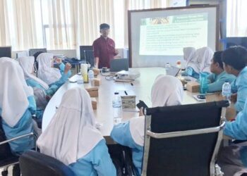 BELAJAR JURNALISTIK-Siswa SMAN 4 Gorontalo antusias mengikuti pelatihan jurnalistik dengan materi yang disampaikan langsung Pimred Gorontalo Jitro Paputungan, di Graha Pena Gorontalo, Kamis (16/10). (foto: dok/sman4 gorontalo)