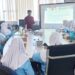 BELAJAR JURNALISTIK-Siswa SMAN 4 Gorontalo antusias mengikuti pelatihan jurnalistik dengan materi yang disampaikan langsung Pimred Gorontalo Jitro Paputungan, di Graha Pena Gorontalo, Kamis (16/10). (foto: dok/sman4 gorontalo)