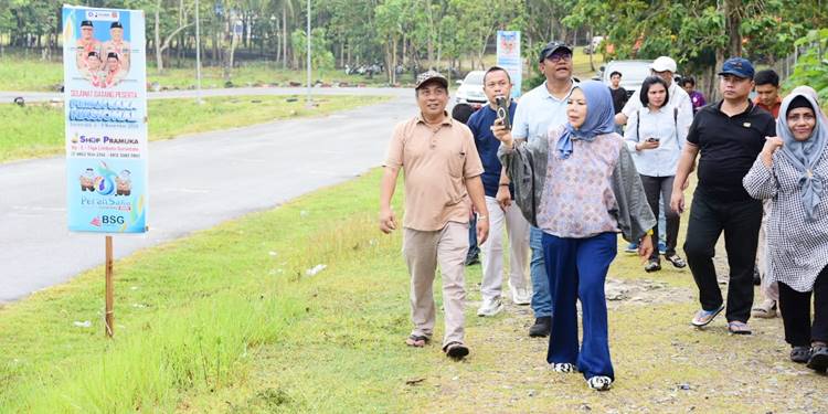 Wagub Idah Syahidah Rusli Habibie, bersama Sekdaprov Sofian Ibrahim, dan Ketua Harian Kwarda Gorontalo Susanto Liputo meninjau Bumi Perkemahan Bongohulawa, Ahad (19/10). (Foto – Nova/Diskominfotik)