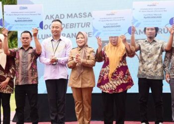 Wagub Gorontalo Idah Syahidah RH bersama pihak perbankan dan para debitur penerima KUR pada pelaksanaan akad KUR Masal, Selasa (21/10). (Foto – Nova/ Diskominfotik).