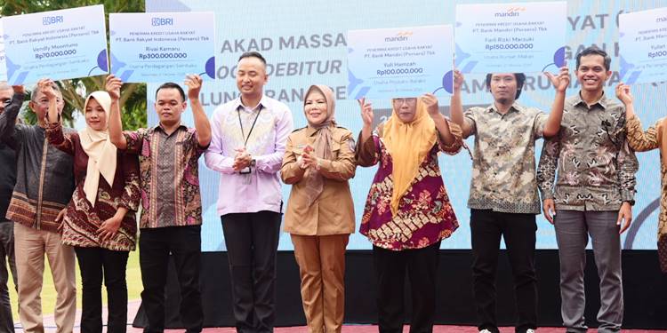 Wagub Gorontalo Idah Syahidah RH bersama pihak perbankan dan para debitur penerima KUR pada pelaksanaan akad KUR Masal, Selasa (21/10). (Foto – Nova/ Diskominfotik).