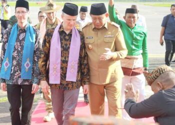 Gubernur Gorontalo Gusnar Ismail menyambut kedatangan Dubes Australia untuk Indonesia di Bandara Djalaludin Gorontalo, Selasa (21/10). (Foto : Valen/pemprov)