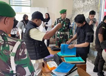 Tim Penyidik Kejari Boalemo saat melakukan penyidikan dengan menggeledah sejumlah ruangan di kantor Desa Pentadu Barat Kabupaten Boalemo, Provinsi Gorontalo.