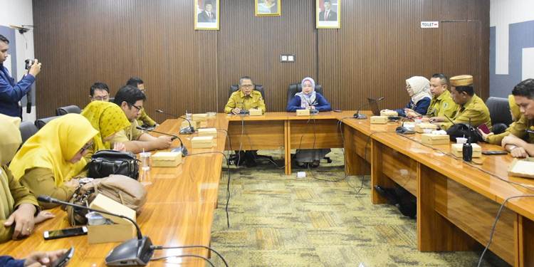 Sekda Kota Gorontalo, Ismail Madjid pada kegiatan sosialisasi hasil pembinaan program desa cantik BPS Kota Gorontalo, bekerja sama dengan Pemerintah Kota Gorontalo, Senin (20/10/2025). (Foto: Prokopim)