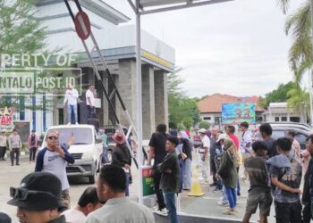 Demo tandingan dari masyarakat Bone Bolango di Kejati Goronalo, Kamis (30/10/2025). Massa aksi meminta pihak kejaksaan tidak terpengaruh dengan isu-isu kasus kasus korupsi yang menyebut adannya dugaan keterlibatan Bupati Ismet Mile. (Foto: Roy/Gorontalo Post).