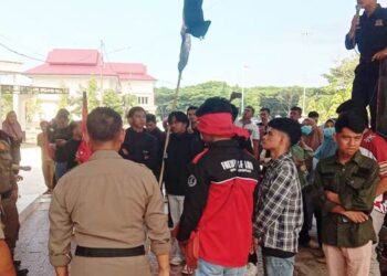 Masa aksi Aliansi Mahardika saat mendatangi Kantor Bupati dan DPRD Gorut, Senin (20/10/2025).