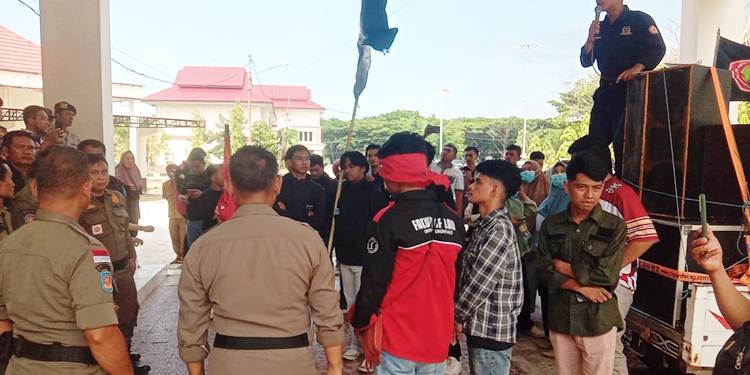 Masa aksi Aliansi Mahardika saat mendatangi Kantor Bupati dan DPRD Gorut, Senin (20/10/2025).