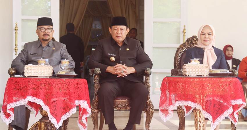 Ketua Deprov Gorontalo, Thomas Mopili saat menghadiri upacara peringatan hari kesaktian pancasila yang berlangsung di rumah jabatan Gubernur, Rabu (1/10).