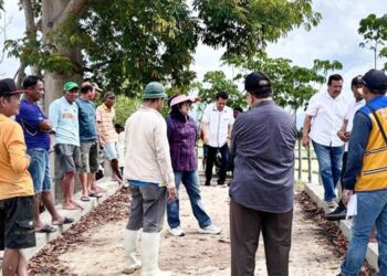 Kunjungan kerja Komisi III Deprov Gorontalo meninjau pengerukan sungai di Kelurahan Tunggulo, Kecamatan Limboto Barat, kemarin (26/10).