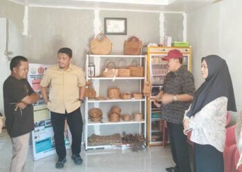 Komisi II Deprov Gorontalo saat meninjau salah satu UMKM di Kelurahan Kayubulan, Limboto, Kabupaten Gorontalo, Sabtu (18/10).