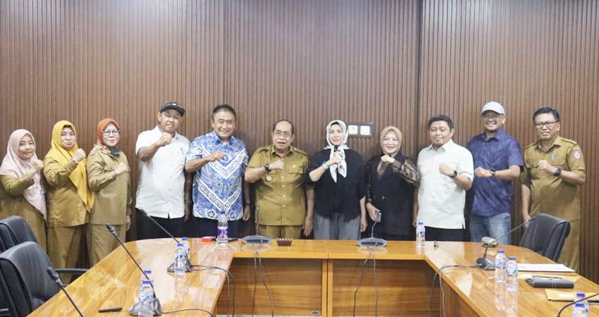 Foto bersama Komisi II Deprov Gorontalo dengan Wali Kota Gorontalo, Adhan Dambea, kemarin (30/9).