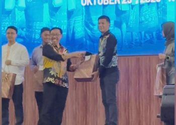 Dosen Universitas Gorontalo, Abdul Wahab Podungge menerima penghargaan pada ajang Annual International Conference Indonesian Asocciation for Public Administration (IAPA) di Kupang, NTT. (foto: istimewa)