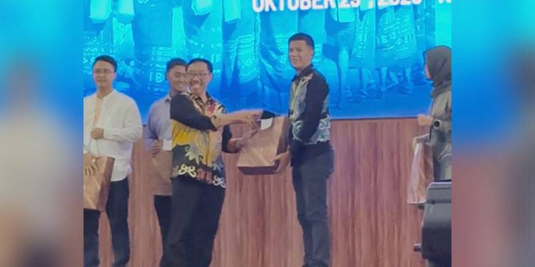 Dosen Universitas Gorontalo, Abdul Wahab Podungge menerima penghargaan pada ajang Annual International Conference Indonesian Asocciation for Public Administration (IAPA) di Kupang, NTT. (foto: istimewa)