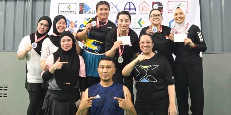 Ketua TUK Astekindo Gorontalo Selvi Djou, Ketua TUK Bone Bolango Ferlina Alinti, Asesor Tofan Yahya foto bersama para pemenang ganda putri usai penyerahan medali dan hadiah.