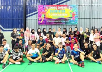 Foto bersama para peserta Badminton Turnamen Astekindo Gorontalo di lapangan Blue Strike, Ahad (12/10). (istimewa)