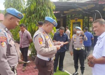 Kaurbinplin Subbid Provos, Kompol Raden Dian Nugraha Wijaya,S.I.K., saat memimpin langsung pemeriksaan terhadap personel Polri.