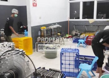 Aktivitas di dapur MBG Kota Tengah Kota Gorontalo mendapat pengawasan ketat dari Kepala SPPG Indah Ali. (Foto: Roy/ Gorontalo Post)