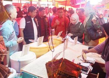 Inspeksi mendadak yang dilakukan di Pasar Tradisional Kayu Bulan, Kecamatan Limboto, Kabupaten Gorontalo, untuk mencegah terjadinya permainan harga jual beras. (F. Zulkifli/ Gorontalo Post)