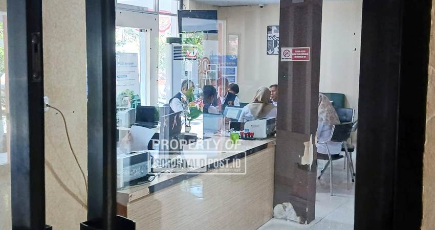 Tim penyidik Reserse Kriminal Khusus Polda Gorontalo saat melalukan pemeriksaan langsung di kantor BKAD Kabupaten Gorontall, Rabu (1/10). (Foto: deice /gorontalo post)