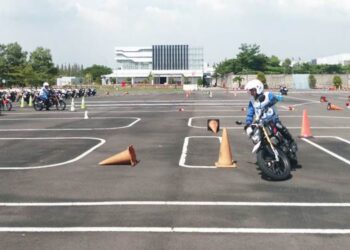 #CARI_AMAN- Pengendara sepeda motor harus memiliki teknik khusus ketika berkendera di jalan menikung, Honda memberikan tips agar terhindar dari kecelakaan. (foto: dok/daw)