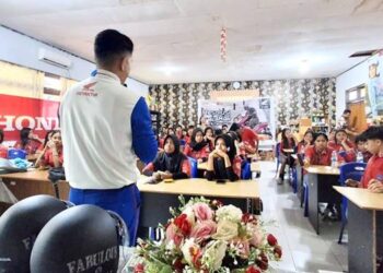 #CARI_AMAN - Instruktur Safety Riding dari PT. Daya Adicipta Wisesa, memberikan edukasi keselamatan berkendara bagi siswa SMK Negeri 1 Airmadidi, Minahasa Utara. (foto : dok/daw)