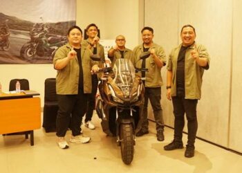 Tim manajemen PT DAW dan PT AHM memperkenalkan skutik premium terbaru, "The SUV Pride", New Honda ADV160 kepada wartawan saat konferensi pers di Manado, Sabtu (25/10). (foto: dok /daw)
