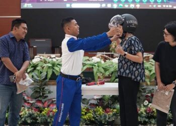 #CARI_AMAN- Instruktur safety riding Honda menyematkan helm berstandar SNI kepada peserta pelatihan Safety Riding Education bagi di BPMP Sulawesi Utara baru-baru ini. (foto: dok/daw)