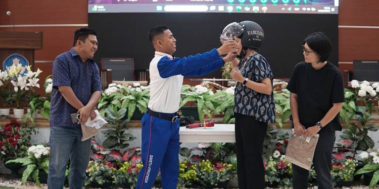 #CARI_AMAN- Instruktur safety riding Honda menyematkan helm berstandar SNI kepada peserta pelatihan Safety Riding Education bagi di BPMP Sulawesi Utara baru-baru ini. (foto: dok/daw)