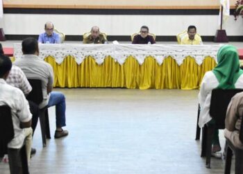 Wali Kota Gorontalo, Adhan Dambea didampingi Wakil Wali Kota Gorontalo, Indra Gobel ketika memimpin rapat evaluasi kinerja tugas-tugas penyelenggaraan pemerintahan, pembangunan, dan kemasyarakatan di lingkungan Pemerintah Kota Gorontalo, Senin (13/10/2025) di BLY.