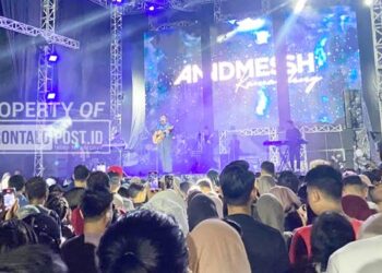 Meriah, ribuan pengunjung memadati gelaran Konser Suara Tana Timur, Sabtu (25/10/2025). (F. Diyanti/Gorontalo Post)