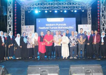 WAJIB BAHASA DAERAH. Bupati Gorontalo Sofyan Puhi bersama ketua TP PKK Maryam Sofyan Puhi foto bersama dengan pelaksana tunas bahasa ibu.