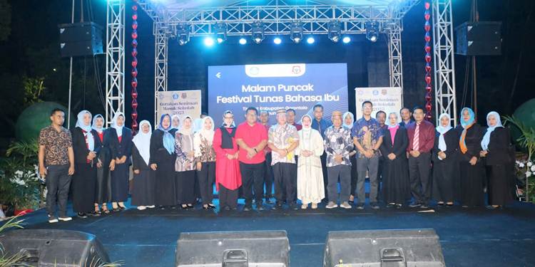 WAJIB BAHASA DAERAH. Bupati Gorontalo Sofyan Puhi bersama ketua TP PKK Maryam Sofyan Puhi foto bersama dengan pelaksana tunas bahasa ibu.