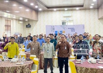 Kanwil DJPb Provinsi Gorontalo bersama dengan peserta sosialisasi dalam kegiatan literasi keuangan dan ORI di Aula Mohuyula, Kamis (9/10/2025). (F. Diyanti/Gorontalo Post)