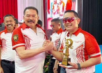 Kapolda Gorontalo Irjen Pol. Drs. Widodo saat menerima tropi kejuaran menembak dari Jaksa Agung ST Burhanuddin di Kejagung RI baru-baru ini.