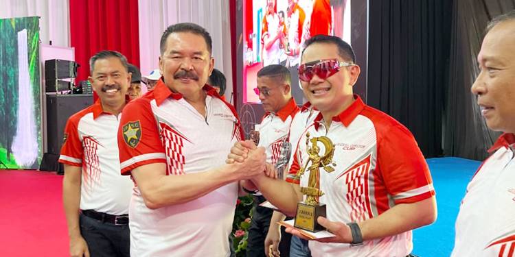 Kapolda Gorontalo Irjen Pol. Drs. Widodo saat menerima tropi kejuaran menembak dari Jaksa Agung ST Burhanuddin di Kejagung RI baru-baru ini.
