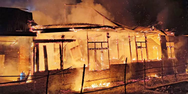 Satu rumah di Desa Telaga, Kecamatan Popayato menjadi sasaran amukan si jago merah. Dalam peristiwa tersebut tidak ada korban jiwa, hanya saja semua barang habis terbakar.