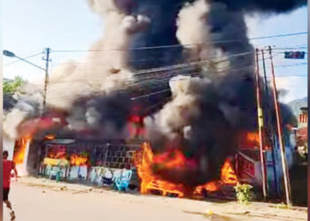 Api melahap dua rumah di Jln 23 Januari, Kelurahan Ipilo, Kota Gorontalo, Ahad (5/10). (foto : tangkapan layar)