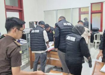 Tim jaksa penyidik Kejari Boalemo menggeledah dokumen penting di Kantor DPRD Boalemo, Selasa (14/10/2025).