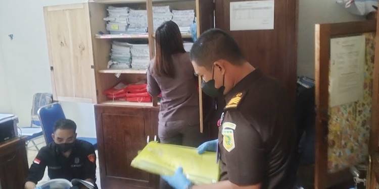 Tim jaksa penyidik Kejari Bonbol menggeledah dokumen penting di Kantor Dinas PUPR Bone Bolango, Selasa (14/10/2025).