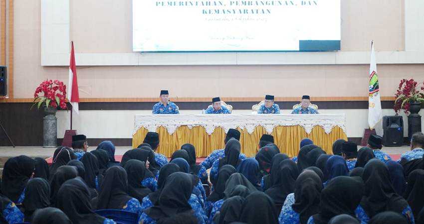 Wali Kota Gorontalo, Adhan Dambea didampingi Sekda Ismail Madjid, Plt Asisten I, Iskandar Moerad dan Asisten III, Deddy Kadullah ketika membina aparat kelurahan, Rabu (1/10/2025). (Foto: Prokopim)