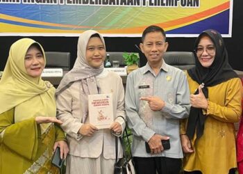 Kohati HMI Cabang Bogor, Fauzia Noorchaliza Fadly Tantu, saat foto bersama dengan Pemerintah Provinsi Gorontalo, Kamis (16/10/2025). (F. Istimewa)