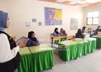 Pembahasan Penjajakan Program Kolaborasi Ekskul TPQ masuk sekolah oleh ketua LPQ Al Yasiir Lutfia Martiany Tagoi dengan Kepala Sekolah SD Negeri 70 Kota Tengah Kota Gorontalo, Rustin Palia (10/10/2025). (Foto: Roy/Gorontalo Post)