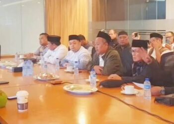 Alumni dan santri Pondok Pesantren Lirboyo melakukan audiensi dengan pihak Trans7 di kawasan Tendean, Jakarta Selatan, Selasa (14/10). (Tiktok @santrigenzee)