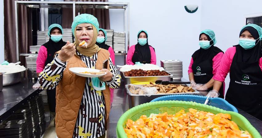 Wakil Gubernur Gorontalo Idah Syahidah Rusli Habibie mencicipi (tesfood) menu MBG di dapur SPPG di Desa Pone, Limboto Barat, Kabupaten Gorontalo, Selasa (30/9). (Foto – Nova/Diskominfotik).