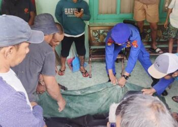 Korban hanyut aelanjutnya, diserahkan ke pihak keluarga di Kecamatan Tilango, Kabupaten Gorontalo. Rabu(29/10). Foto: Istimewa