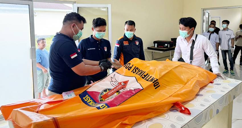 Mayat pria paruh baya yang ditemukan di tambang pasir sungai Bone dalam kantong Jenazah untuk dilakukan identifikasi.